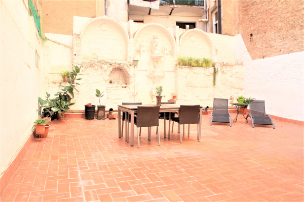 Peculiar apartment with terrace in Barcelona's Gothic