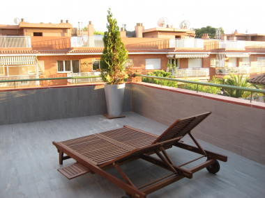 Atico de 1 habitación en alquiler con terraza de 200m2 en Sarria