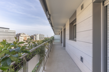 Se alquile piso exterior con 3 habitaciones renovado en Sarria, Barcelona