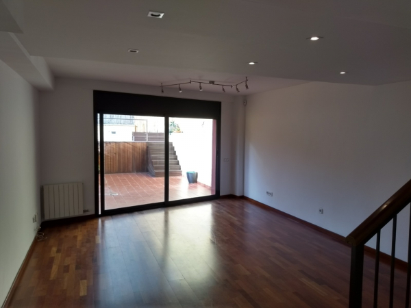 Triplex apartment for rent with terrace and private swimming pool near Diagonal