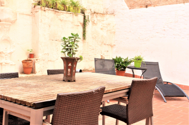 Peculiar apartment with terrace in Barcelona's Gothic