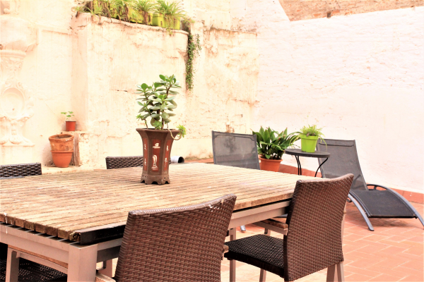 Peculiar apartment with terrace in Barcelona's Gothic